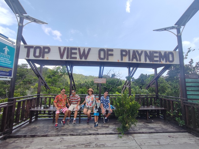 Paket tour 4 hari liburan Raja Ampat berkualitas. Nikmati liburan dengan pelayanan terbaik.