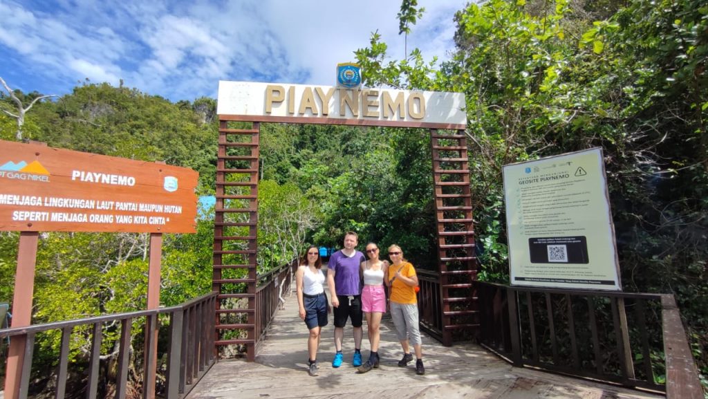 one day trip raja ampat