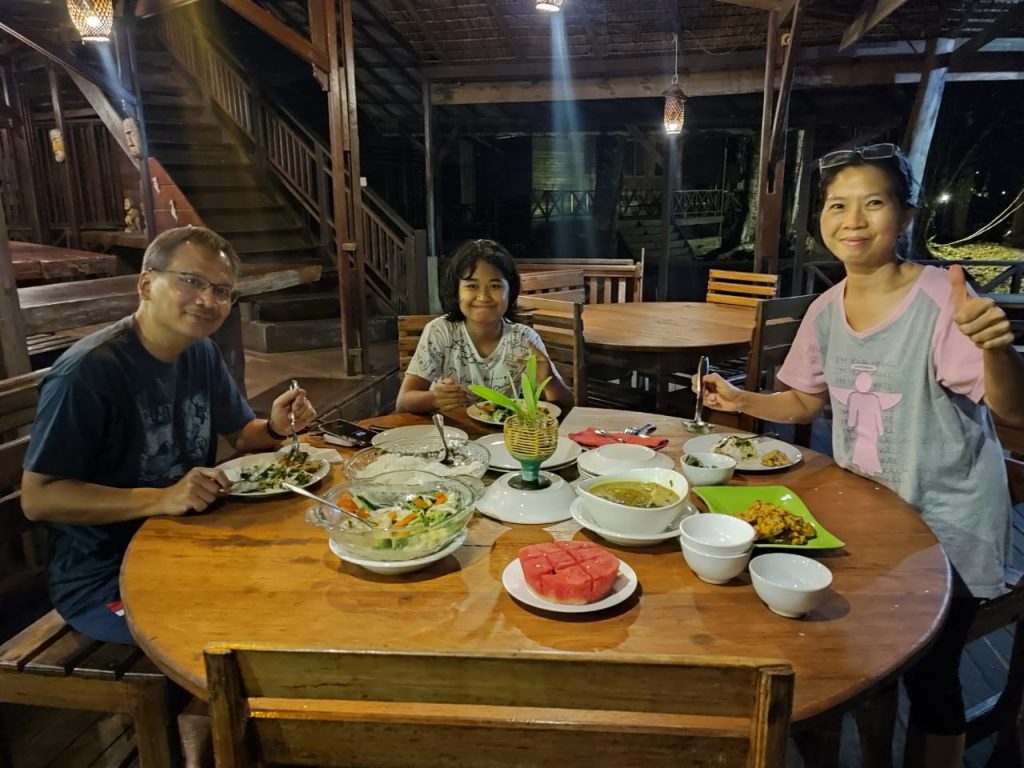 Paket tour 5 hari 4 malam Raja Ampat group Harga spesial untuk rombongan. Jelajahi keindahan bersama teman atau keluarga.