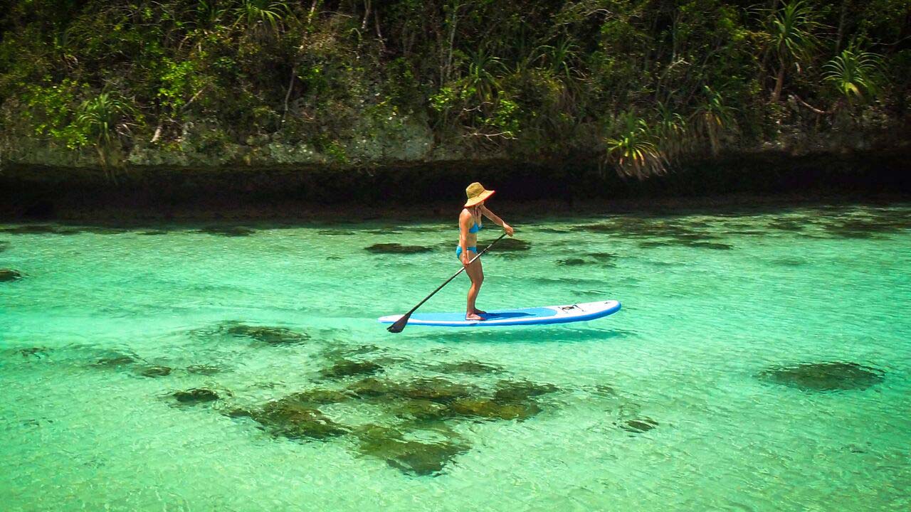 Sewa paddle board di raja ampat