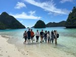 Paket tour 4 hari 3 malam Raja Ampat trip bersama teman Pemandangan spektakuler dan petualangan mengasyikkan menanti Anda.