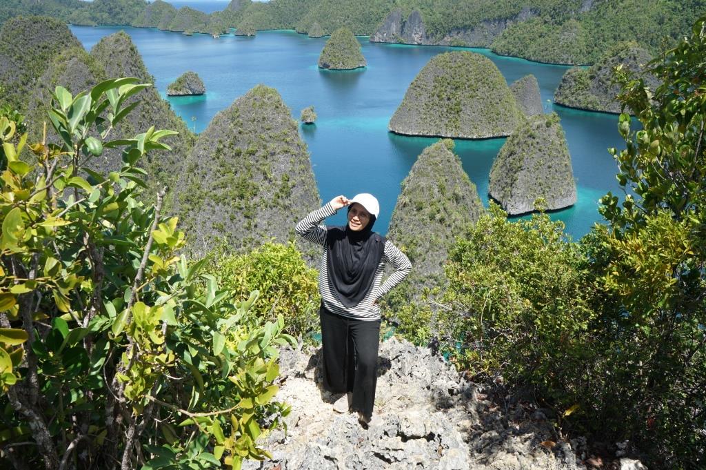 Paket tour 4 hari 3 malam Raja Ampat ke Wayag dan Piaynemo. Pemandangan spektakuler.