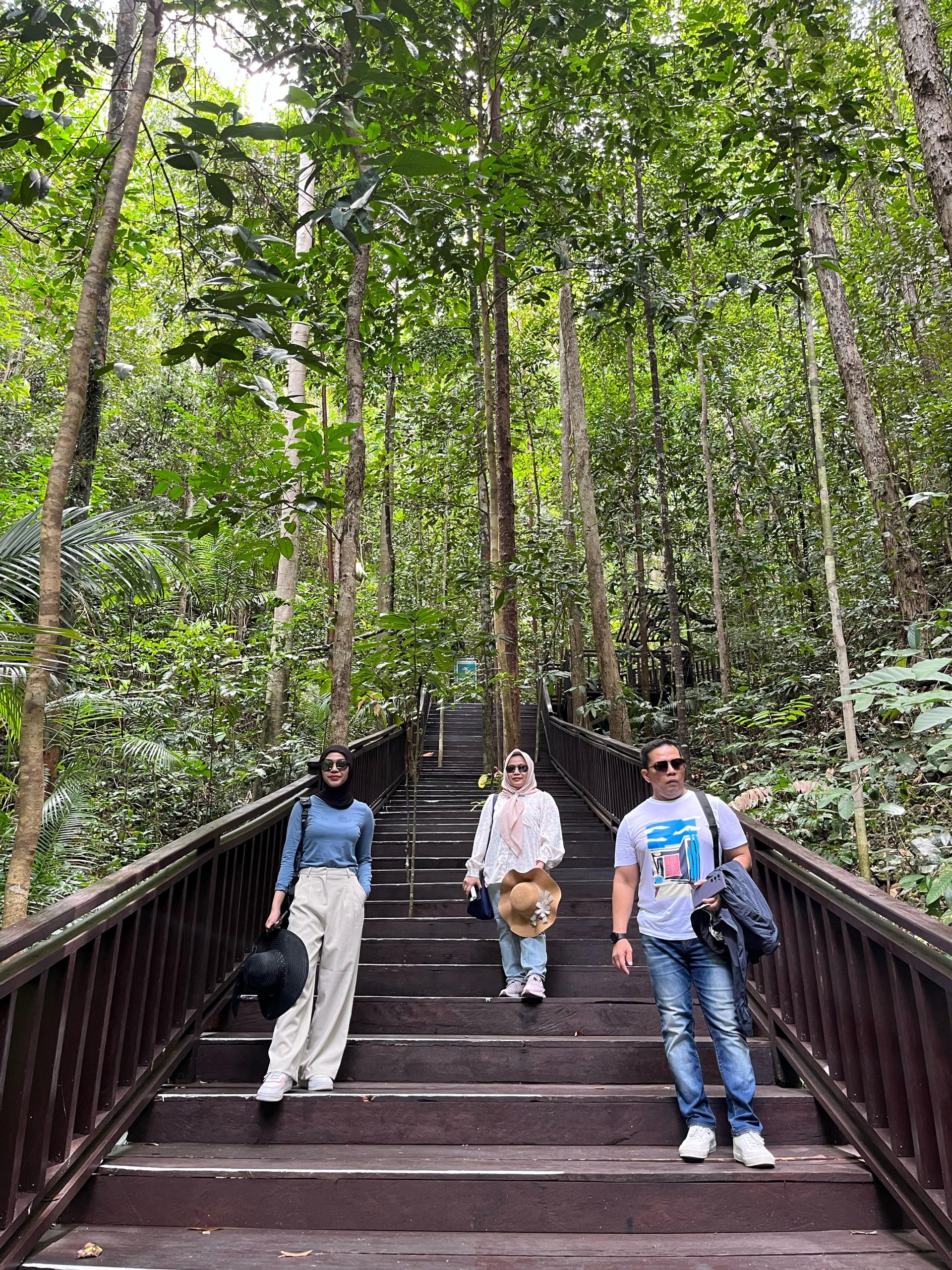 Paket tour 3 hari 2 malam Raja Ampat trip hemat. Liburan seru dan irit.