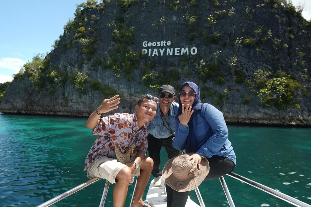 Paket Tour Wisata Raja Ampat 1 2 3 4 5 Hari 6 Malam OASIS RAJA AMPAT