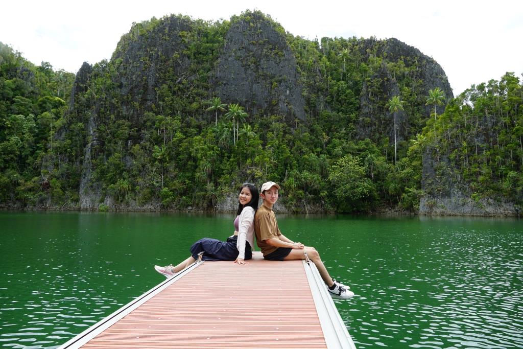 Paket tour 6 hari 5 malam Raja Ampat terunggul Pengalaman terbaik dengan pemandangan spektakuler & pelayanan memuaskan. Liburan impian.