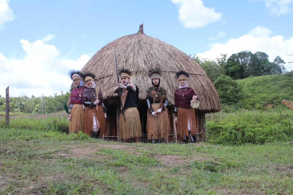 Paket tour 6 hari 5 malam Raja Ampat trip seru petualangan mengagumkan Jelajahi keindahan alam & bawah laut yang memukau.