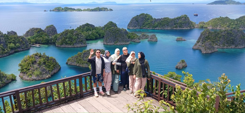 paket tour raja ampat fahry hamzah