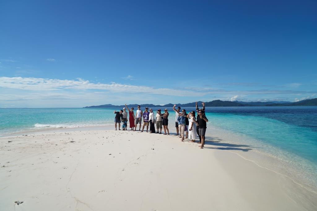 Paket Tour Raja Ampat 7 Hari Kru Akrab