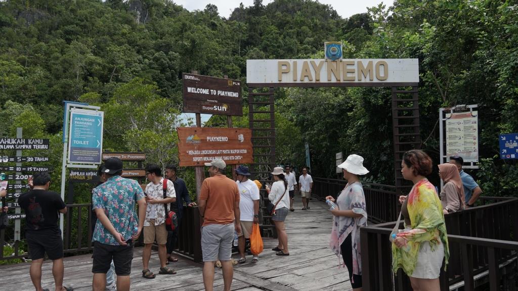 Layanan terbaik dari staf ramah! Paket wisata Raja Ampat satu hari start Sorong. Kunjungi Yenbuba dan Arborek. Pesan sekarang!