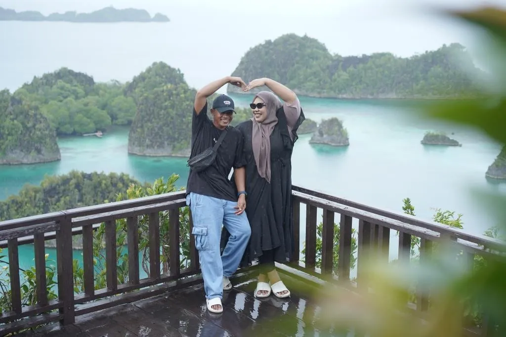 Paket wisata Raja Ampat satu hari kredibel dari Bali. Jelajahi Yenbuba dan Arborek. Liburan berkesan dengan harga terbaik. Pesan sekarang!