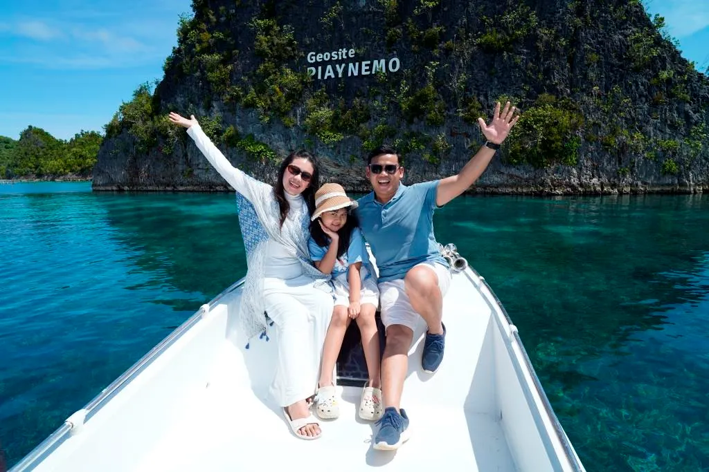 Paket tour 2 hari 1 malam Raja Ampat menginap istimewa. Pemandangan indah dari penginapan Anda. Liburan romantis dan tak terlupakan.