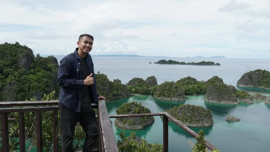 Paket tour 2 hari 1 malam Raja Ampat keluarga. Liburan seru bersama keluarga. Staf kami ramah dan profesional.