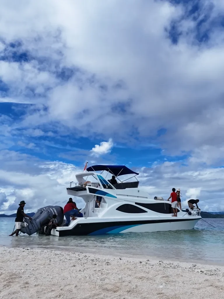 Paket tour 3 hari 2 malam Raja Ampat premium. Fasilitas eksklusif. Liburan mewah.