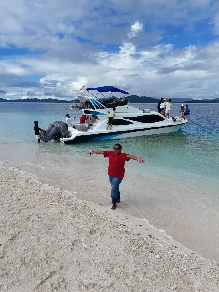 Paket tour 2 hari 1 malam Raja Ampat backpacker hemat. Destinasi impian dengan biaya ekonomis. Liburan seru dan tak terlupakan.