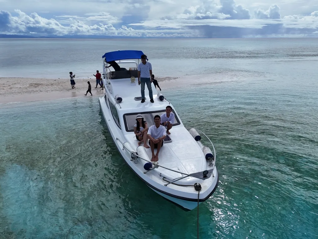 Paket tour 4 hari 3 malam Raja Ampat kapal. Pengalaman unik.