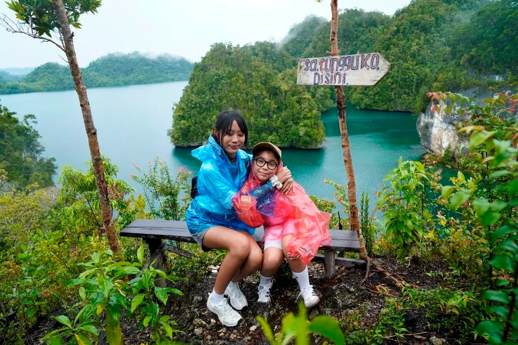 Paket wisata Raja Ampat satu hari ramah di kantong dari Bali. Rasakan keindahan Wayag yang memukau dengan harga miring. Pesan segera!