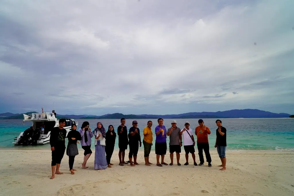 Paket tour 3 hari 2 malam Raja Ampat keluarga paling top. Liburan seru dan aman bersama keluarga. Pilihan terbaik.
