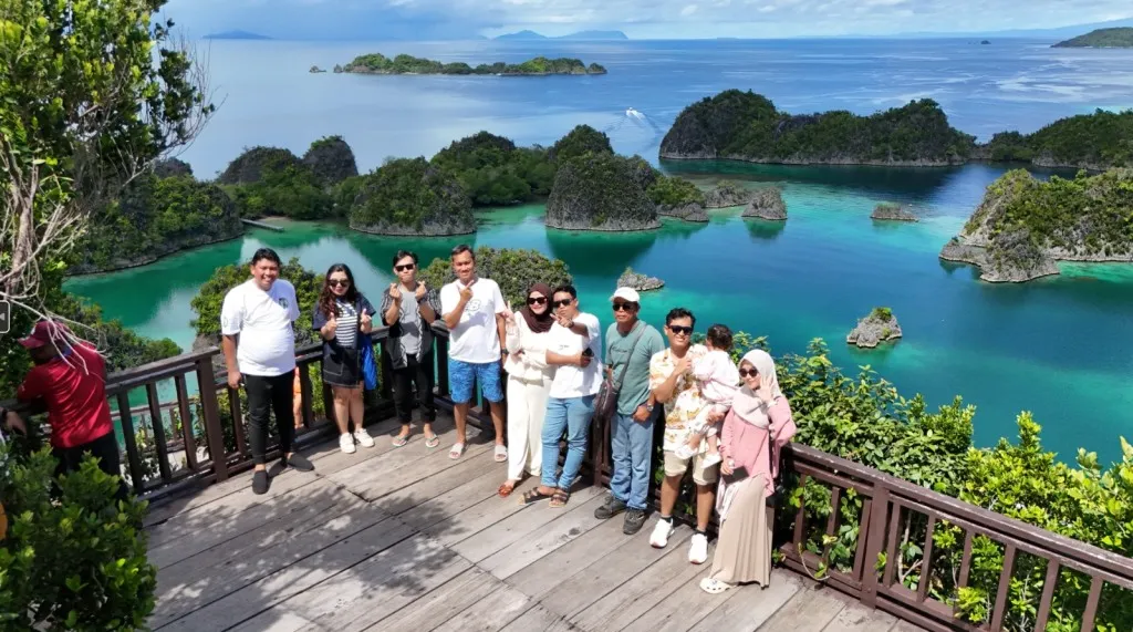 Paket Tour 6 Hari 5 Malam Raja Ampat Honeymoon PROMO