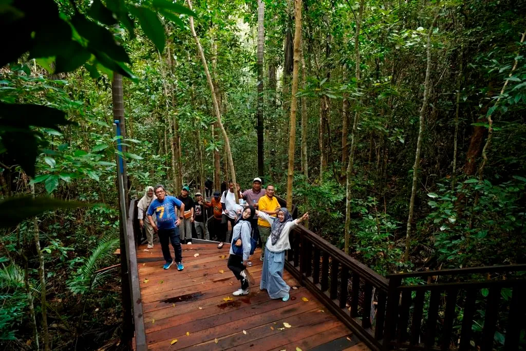 Paket tour 5 hari 4 malam Raja Ampat terbaik dengan staf ramah