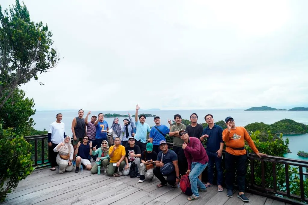 Paket Tour 5 Hari 4 Malam Raja Ampat Start Sorong HALAL