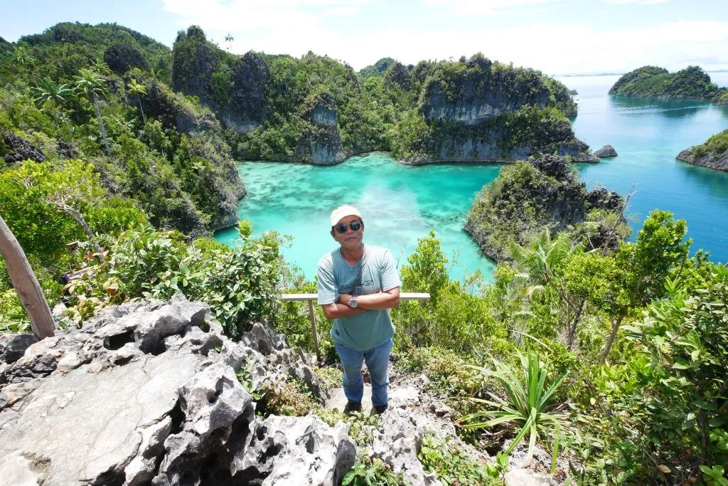 Paket Wisata 4 Hari 3 Malam Raja Ampat Staf Ramah