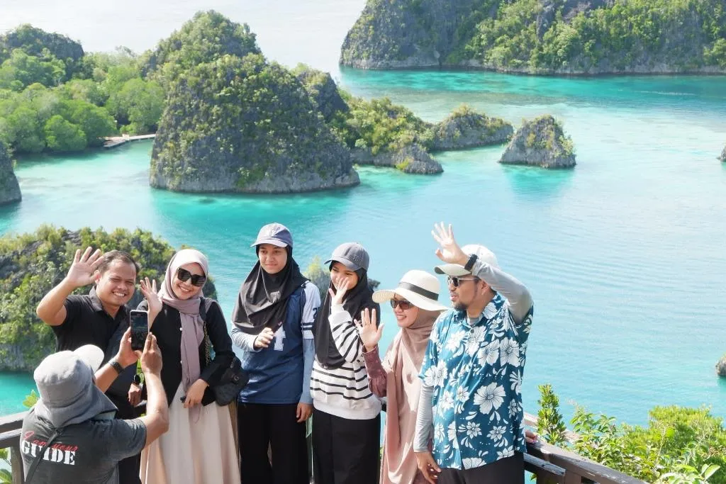 Paket Tour 5 Hari 4 Malam Raja Ampat Start Sorong HALAL