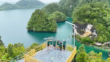 Paket tour 1 hari Raja Ampat ke Wayag yang spektakuler. Lihat pemandangan ikonik Raja Ampat. Tour privat dengan pelayanan memuaskan.
