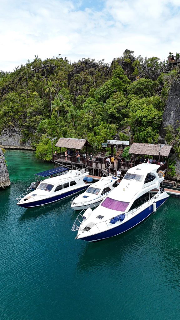 boat charter raja ampat sorong waisai